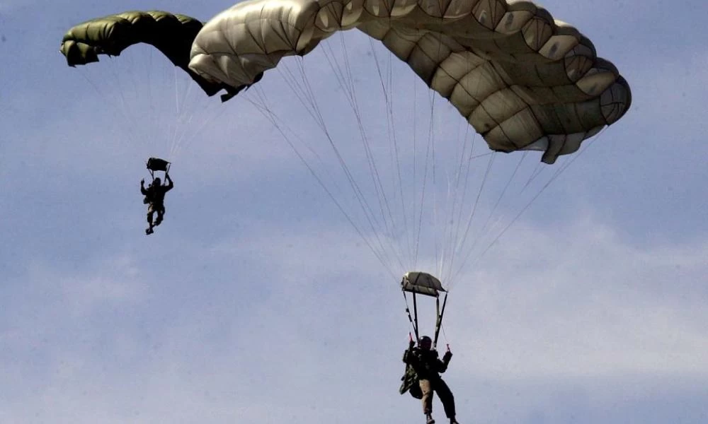 Τίμησαν τον αδικοχαμένο αλεξιπτωτιστή με ρίψη